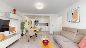 Superior-Apartment | Wohnbereich | Fernseher