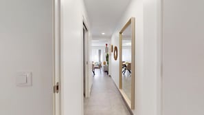 Apartamento superior | Área de estar | TV