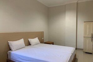 Habitación estándar doble | Espacio para trabajar con un portátil, wifi gratis, ropa de cama