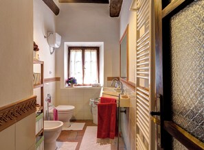 Shower, hair dryer, bidet, towels - Cozy cottage surrounded by a large garden in the hills of Le Marche  (Marche)