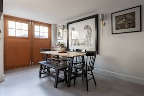 Apartment (1 Bedroom) | Esszimmer