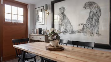 Apartment (1 Bedroom) | Dining room