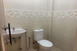 Standard Double Room | Bathroom | Shower, rainfall showerhead, towels