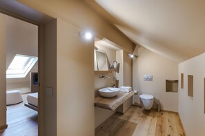 Chuveiro, secador de cabelo, toalhas de banho 