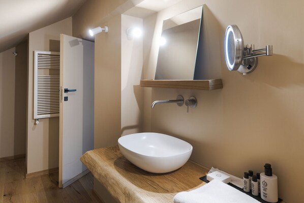 Chuveiro, secador de cabelo, toalhas de banho 