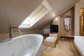 3 bedrooms, in-room safe, iron/ironing board, free WiFi