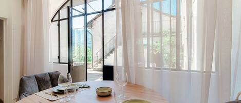 1 bedroom, iron/ironing board, free WiFi