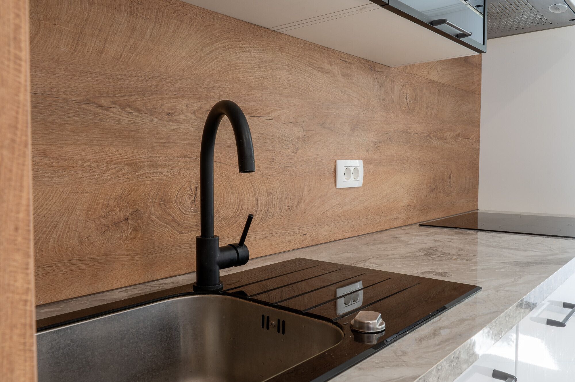 Kühlschrank, Ofen, Geschirrspüler, Wasserkocher mit Kaffee-/Teezubehör