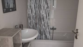 Haartrockner, HandtĂŒcher, Seife, Toilettenpapier