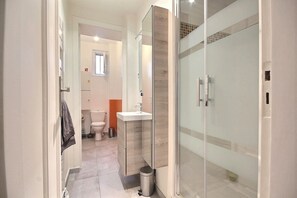 Bruser, hårtørrer, håndklæder, Sæbe