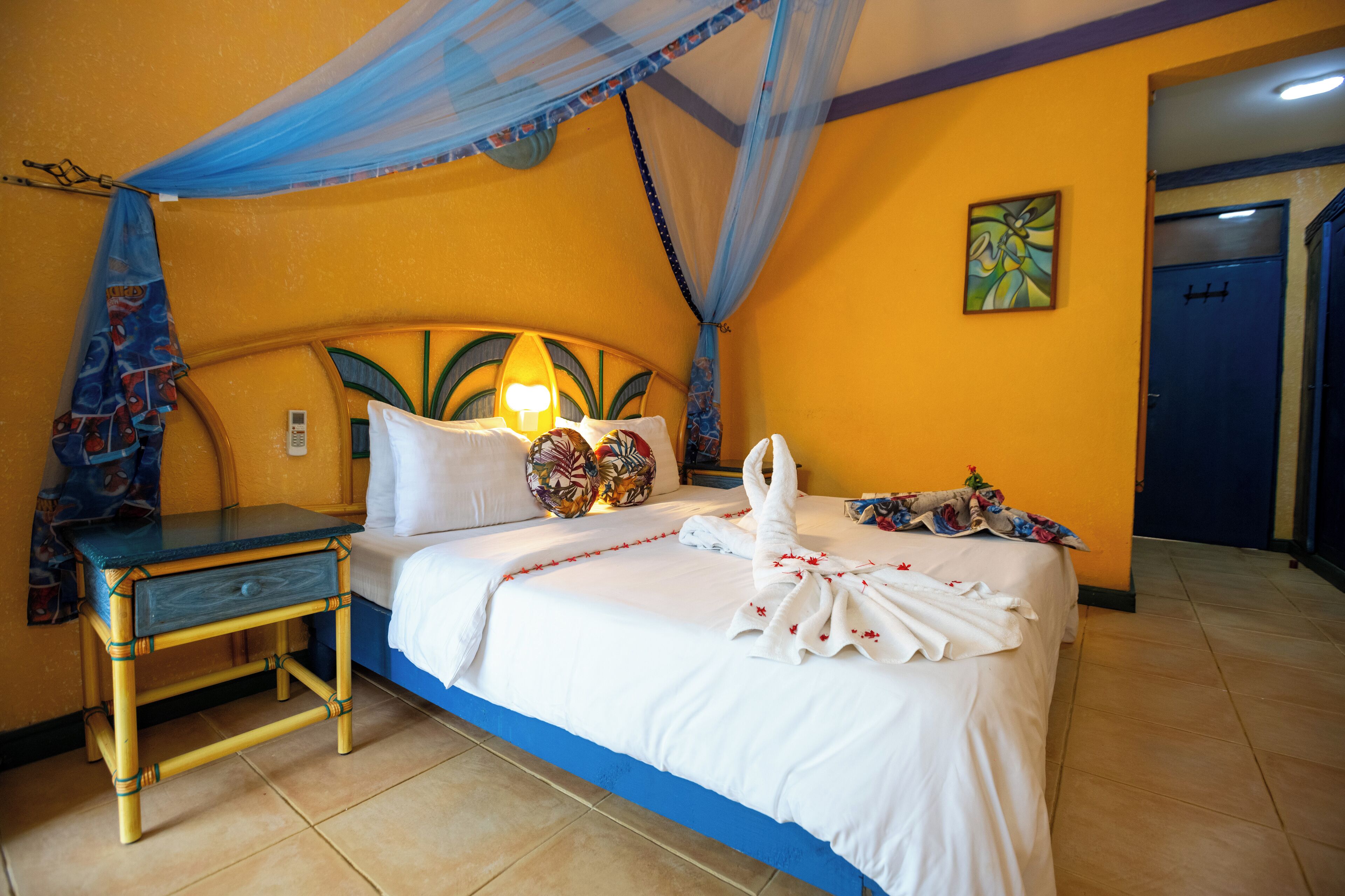 Ropa de cama de alta calidad y minibar 