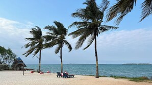 Private beach, white sand, beach bar - BEACHCOMBER HOTEL AND RESORTS (Dar es Salaam)