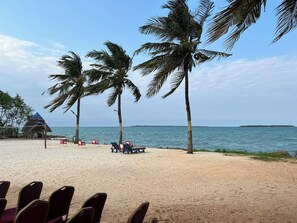 Private beach, white sand, beach bar - BEACHCOMBER HOTEL AND RESORTS (Dar es Salaam)