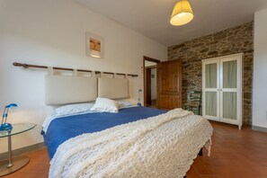 2 habitaciones, tabla de planchar con plancha, wifi y ropa de cama 