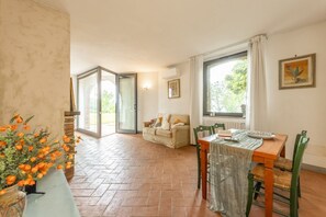 Dining - Leonardo homes - Giardino apartment (vinci)