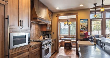 Deer Valley Luxury Residence: True Ski-in/ Ski-out, Cozy Interiors, Private Patio, Shared Pool