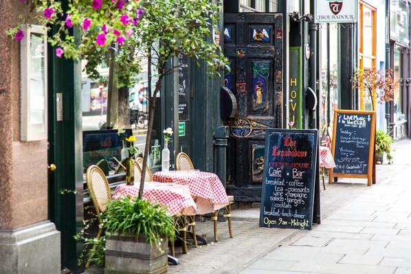 Outdoor dining - Cathcart Road IV by Onefinestay (London)