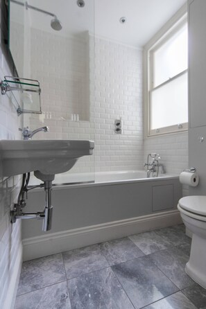 Apartment (2 Bedrooms) | Bilik Mandi | Tuala disediakan 