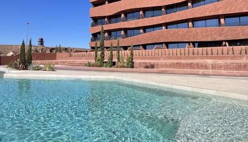 Estudio de diseño con piscina by Gloove