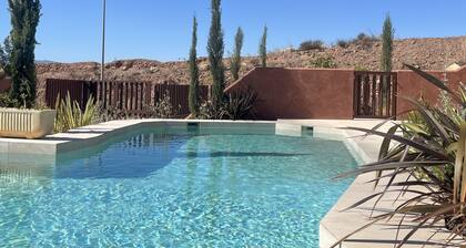 Estudio de diseño con piscina by Gloove