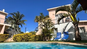 Outdoor pool - Appartement Paisible Avec Jardin et Piscine (Albion)