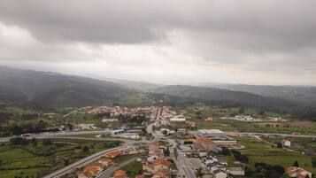 Uma área residencial com casas, ruas e uma autoestrada.