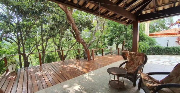 Terrace/patio - Incredible and complete mansion in a green paradise! (São Bartolomeu)