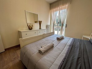 2 habitaciones, caja de seguridad en la habitación y escritorio 