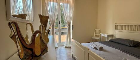 2 slaapkamers, een kluis op de kamer, een bureau