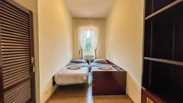 2 bedrooms, in-room safe, desk, iron/ironing board