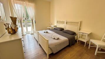 2 bedrooms, in-room safe, desk, iron/ironing board