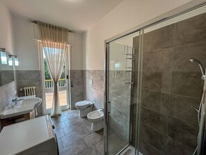 Dusche, Haartrockner, Bidet, Handtücher