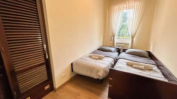 2 Schlafzimmer, Zimmersafe, Schreibtisch, Bügeleisen/Bügelbrett