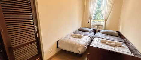 2 slaapkamers, een kluis op de kamer, een bureau