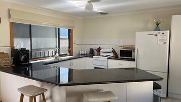 Jääkaappi, mikroaaltouuni, uuni, liesi