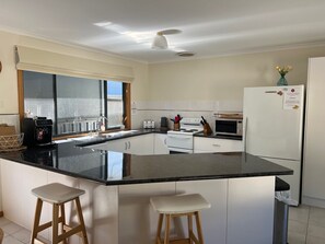 Fridge, microwave, oven, stovetop - Shore Beats Work - Long Beach (Robe)