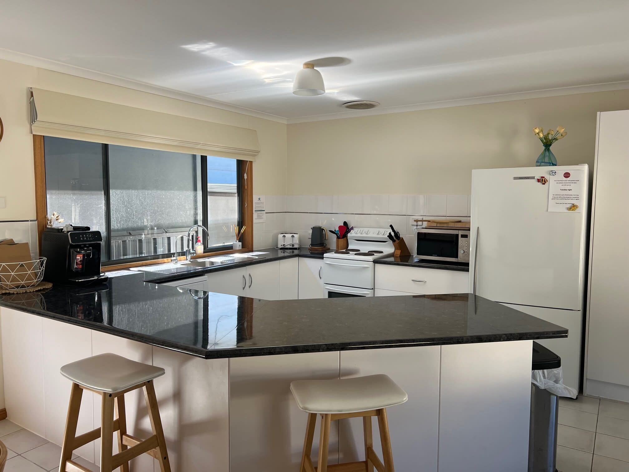 Een koelkast, een magnetron, een oven, een kookplaat