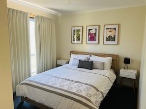 4 bedrooms, bed sheets - Shore Beats Work - Long Beach (Robe)