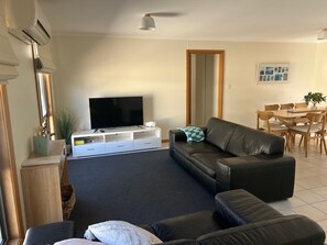 TV - Shore Beats Work - Long Beach (Robe)