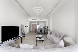 Een smart-tv en een tafeltennistafel