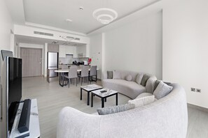 Smart TV, table tennis - Brand New Luxurious 3BR - Pool, Gym & Uptown Views (Dubai)