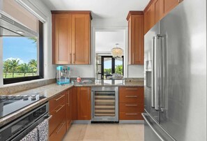 ثلاجة، ميكروويف، فرن، موقد طهي مسطح