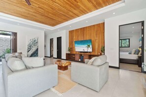 5 habitaciones, tabla de planchar con plancha y cuna de viaje 