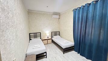 Chambre avec lits jumeaux | Bureau, espace de travail pour ordinateur portable, Wi-Fi gratuit