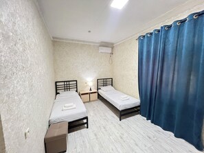 مكتب �ومساحة عمل للكمبيوتر المحمول وواي فاي مجانًا