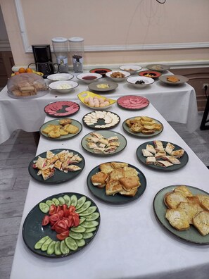Free daily continental breakfast - Green Hotel (Tashkent)