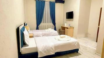 Eenvoudige Twin kamer | Een bureau, een laptopwerkplek, gratis wifi