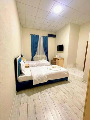 Eenvoudige Twin kamer | Een bureau, een laptopwerkplek, gratis wifi