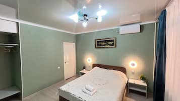 Luxury Suite | Desk, laptop workspace, free WiFi