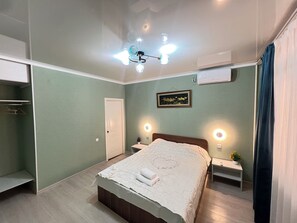 Luxury Suite | Desk, laptop workspace, free WiFi